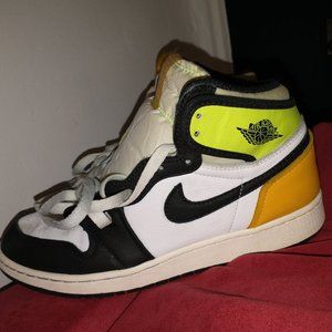 Jordan 1s  Retro high reverse yellow description tag
